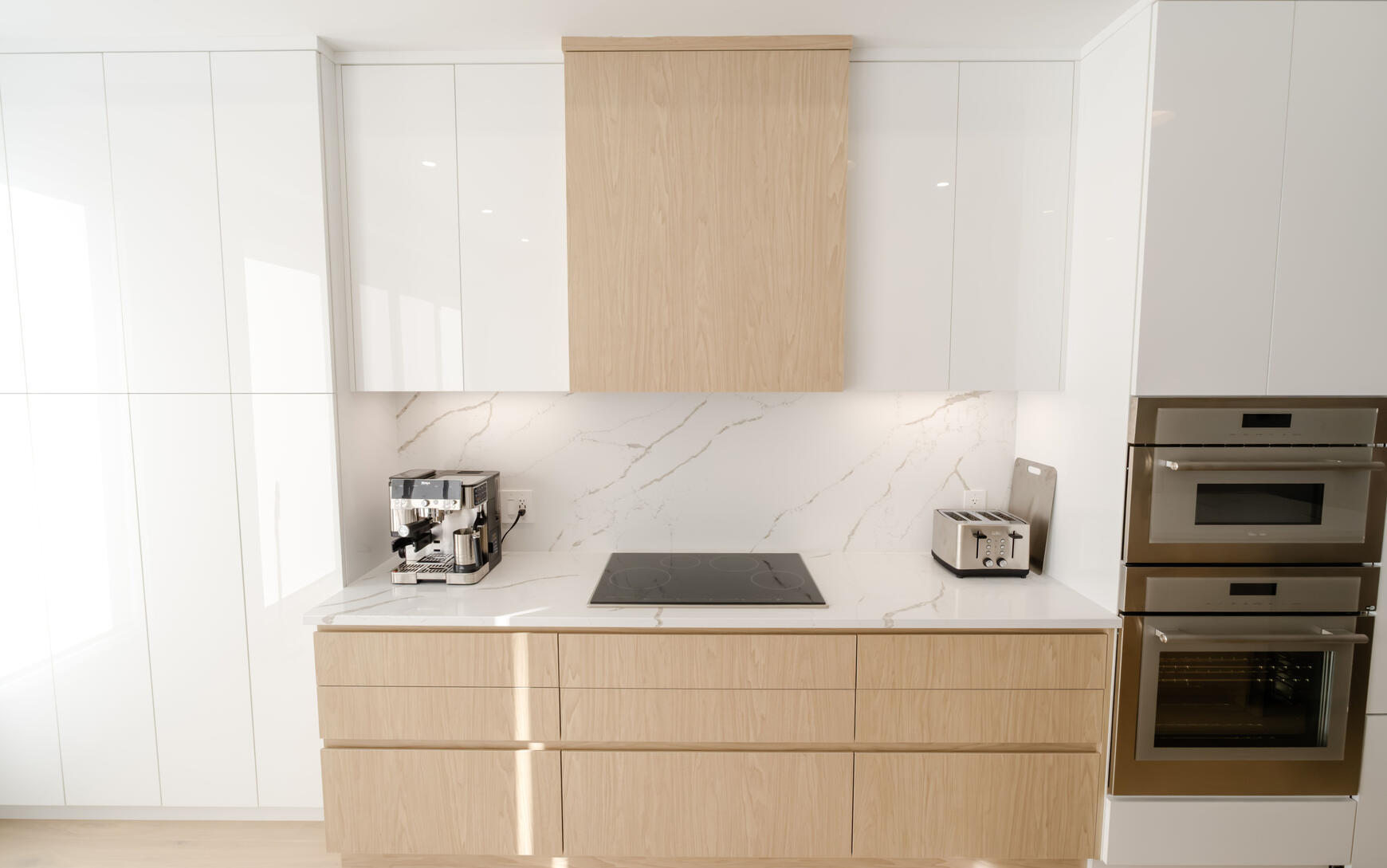 Contemporary Sydney Kitchen Design: Timber & Gloss White Modern Sydney kitchen with timber-look cabinetry, high-gloss white polyurethane doors, induction cooktop and concealed rangehood